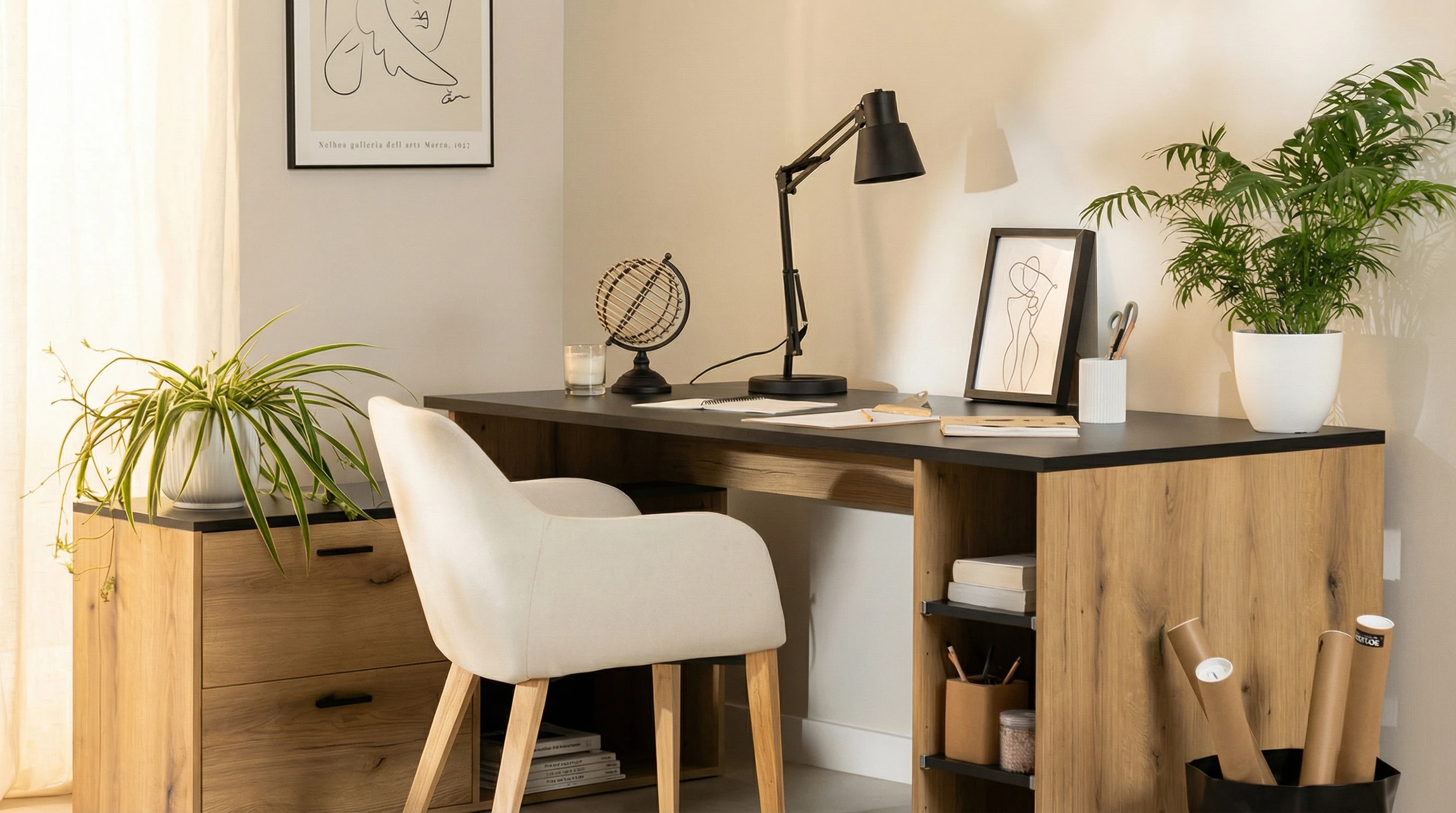 Salle &agrave; manger &eacute;l&eacute;gante avec table dress&eacute;e pour r&eacute;ception