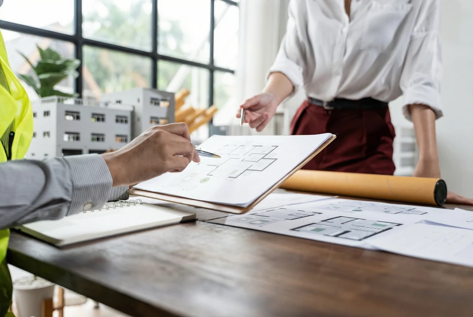 Le salon de style moderne design intérieur et décoration avec canapé en forme de courbe, table basse sur moquette grise