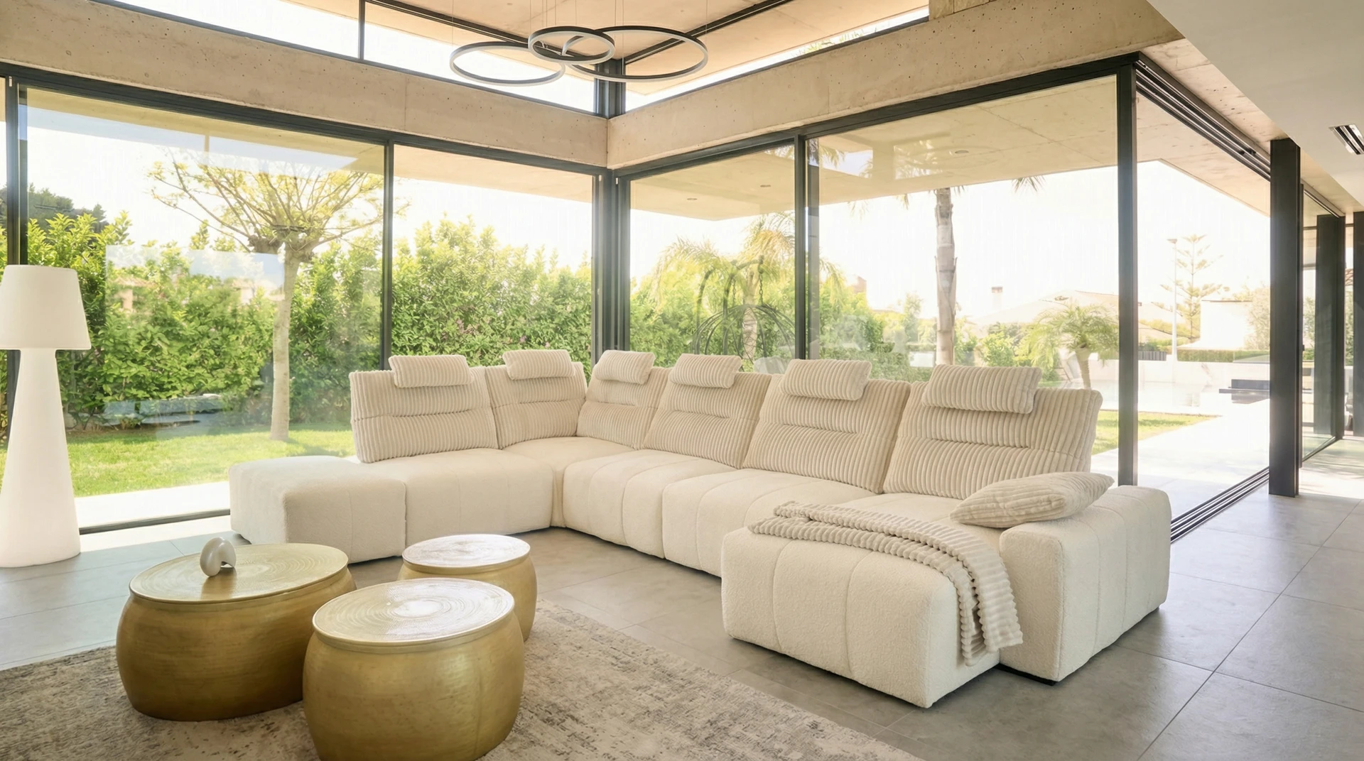 Femme souriante allongée sur un matelas blanc dans un magasin de literie, testant le confort d'un lit