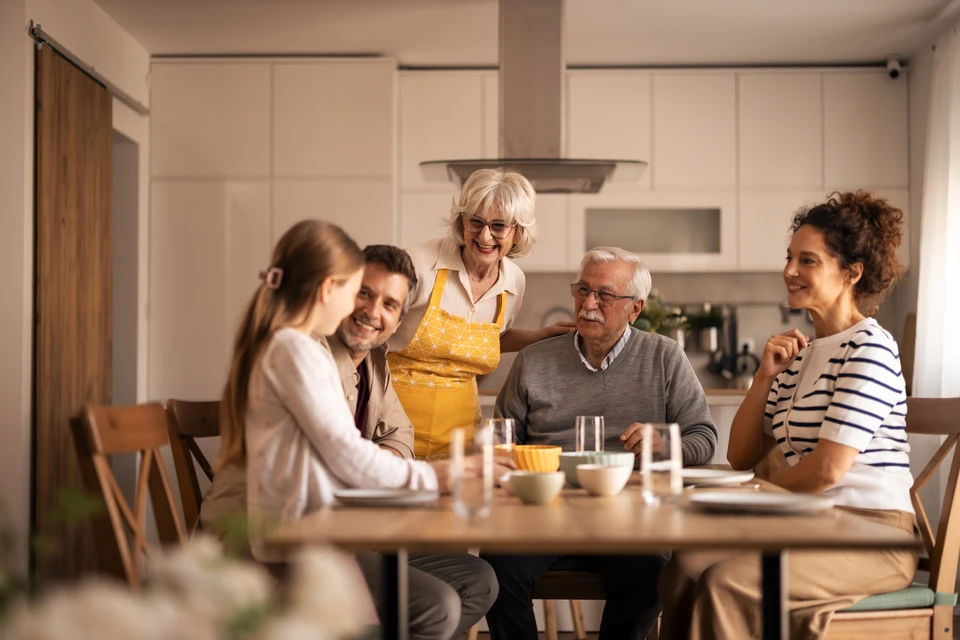 Intérieur moderne avec mobilier asiatique traditionnel contre mur rouge vif