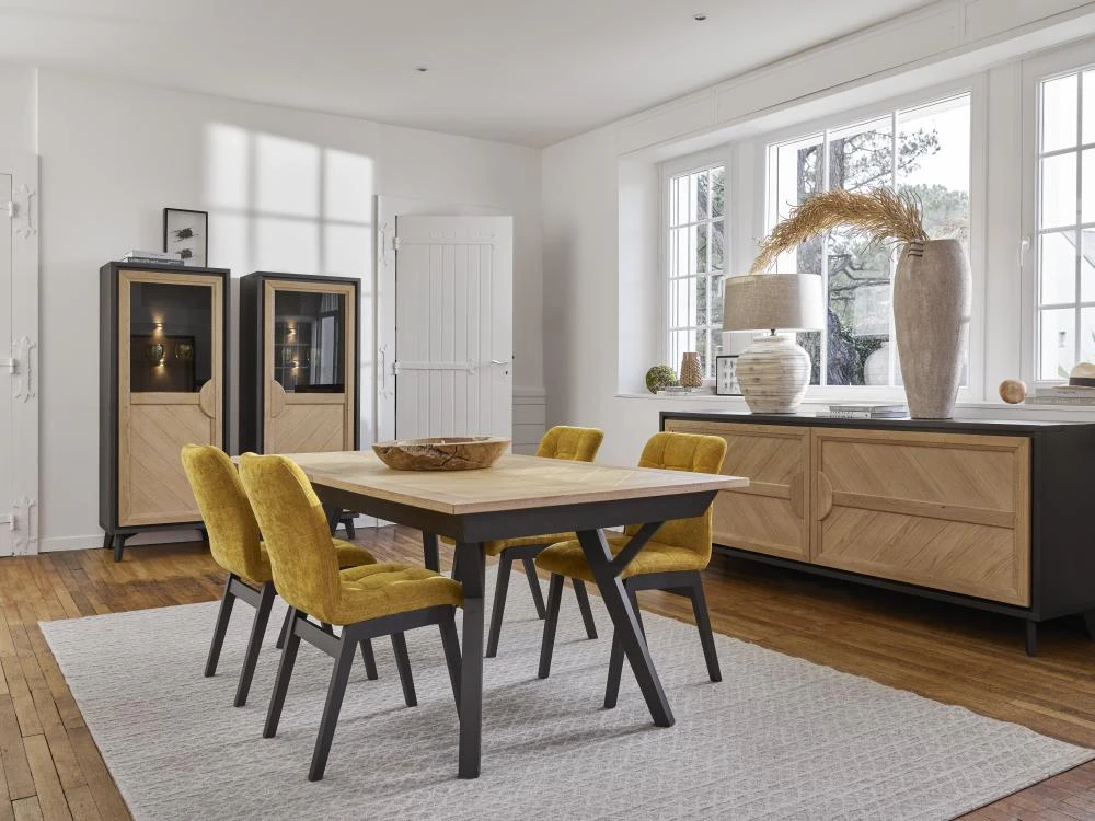 Intérieur de restaurant moderne avec clients attablés dans un espace aux finitions contemporaines