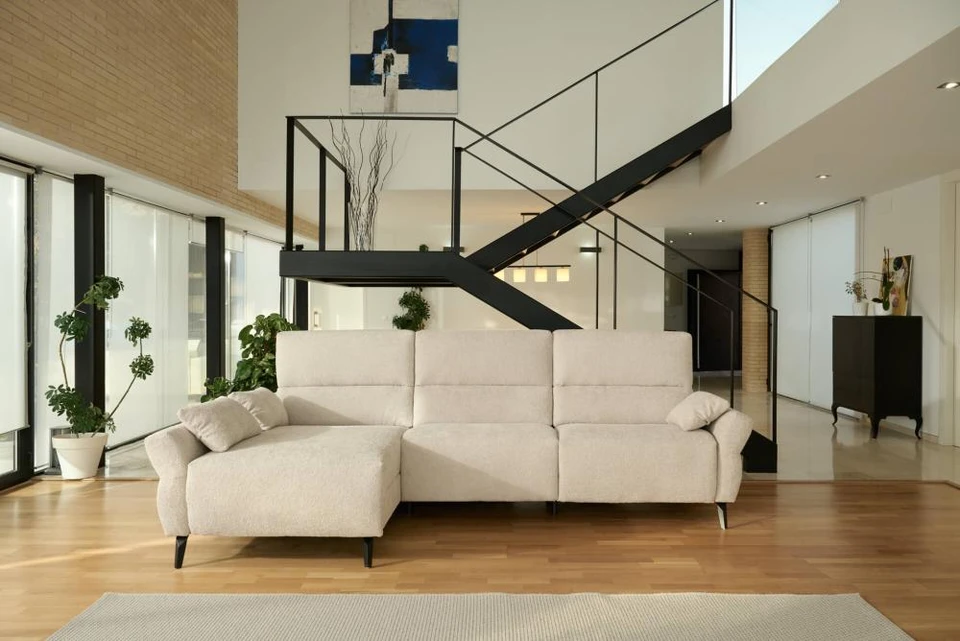 Intérieur moderne avec canapé en cuir noir capitonné, style chesterfield contemporain