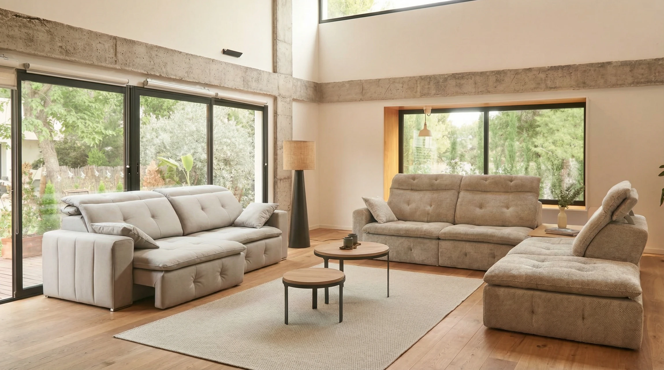 Bureau moderne lumineux avec équipe collaborative au travail