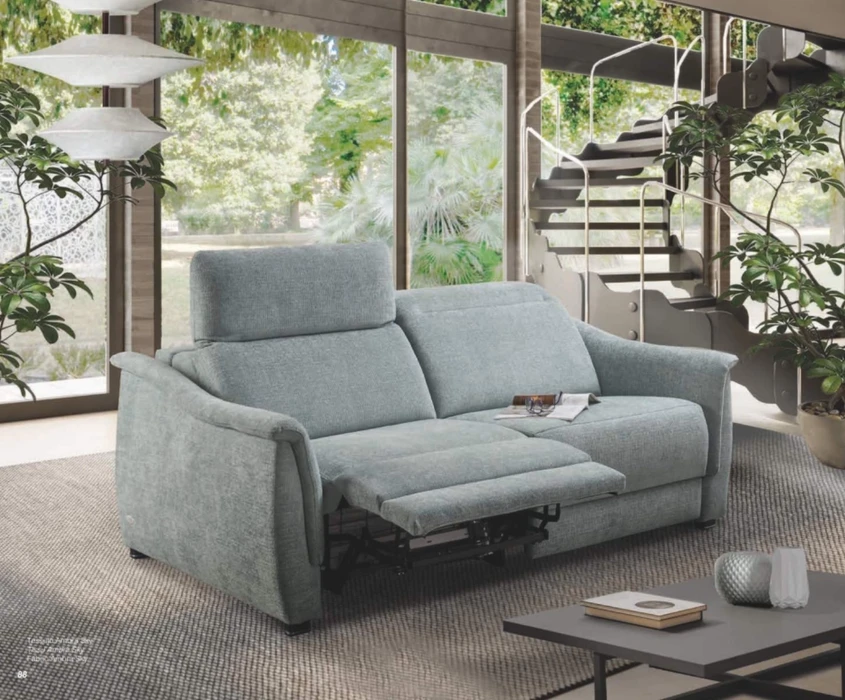 Intérieur moderne aux tons neutres avec fauteuil poire beige, meuble d'appoint en bois à cannage, lampe design et décoration épurée