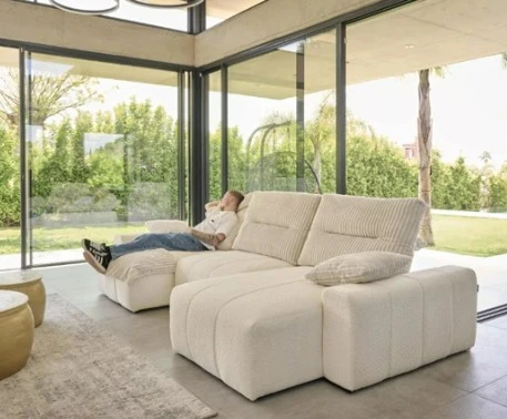 Salon moderne avec mobilier en bois massif teinté noyer