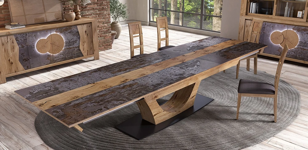 Intérieur moderne avec table de réunion en bois clair et quatre chaises scandinaves à dossier ajouré