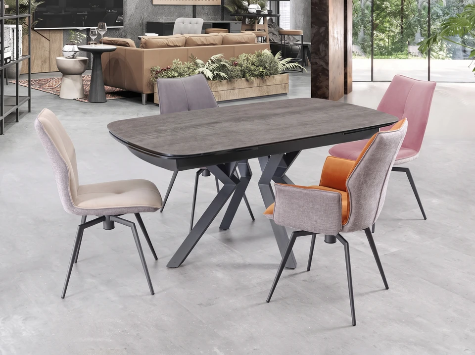 Intérieur moderne avec mobilier asiatique traditionnel contre mur rouge vif